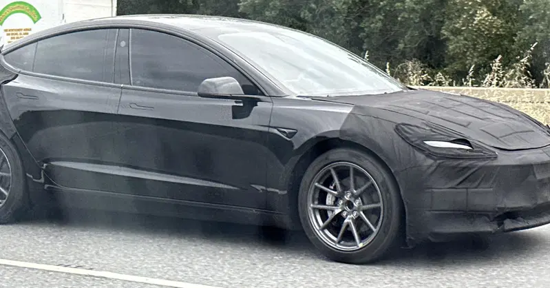Tesla Model 3 restyling, ecco le nuove foto spia