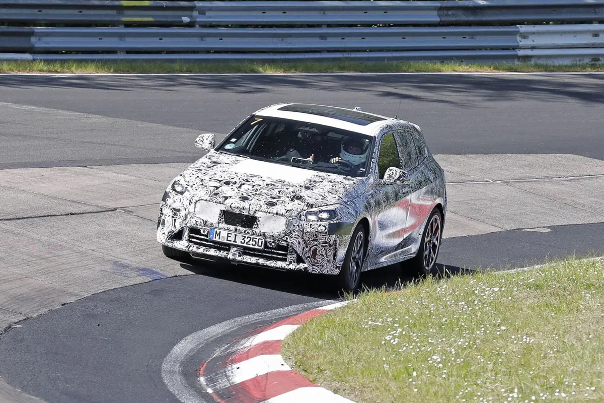 BMW Serie 1 2023, il nuovo facelift è in arrivo [Foto Spia] (4)