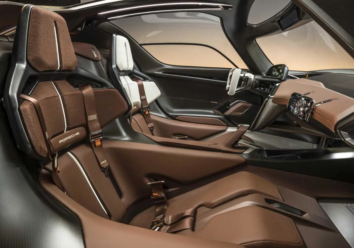 Porsche compie 75 anni: la festa e le novità in diretta stasera (2)