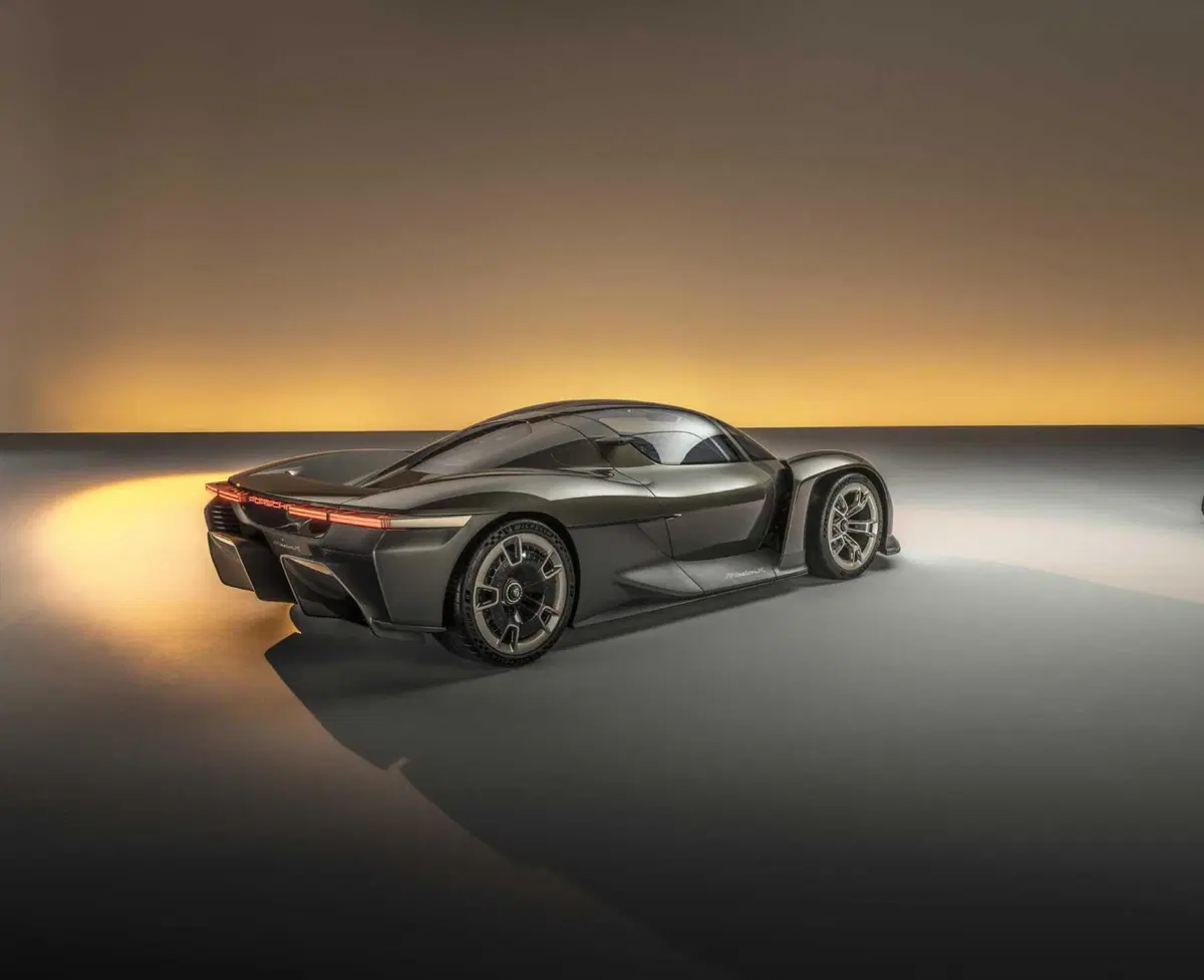 Porsche compie 75 anni: la festa e le novità in diretta stasera (21)