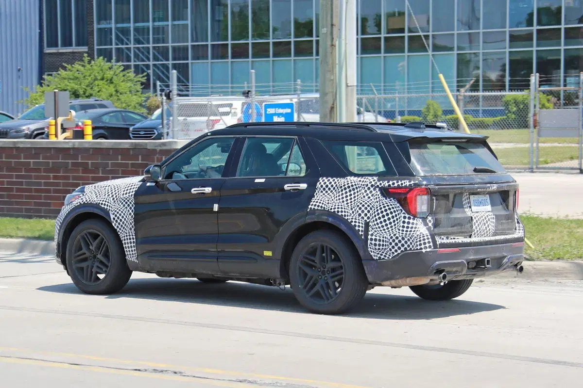 Ford Explorer 2024, in arrivo il nuovo Model Year [Foto Spia] (7)