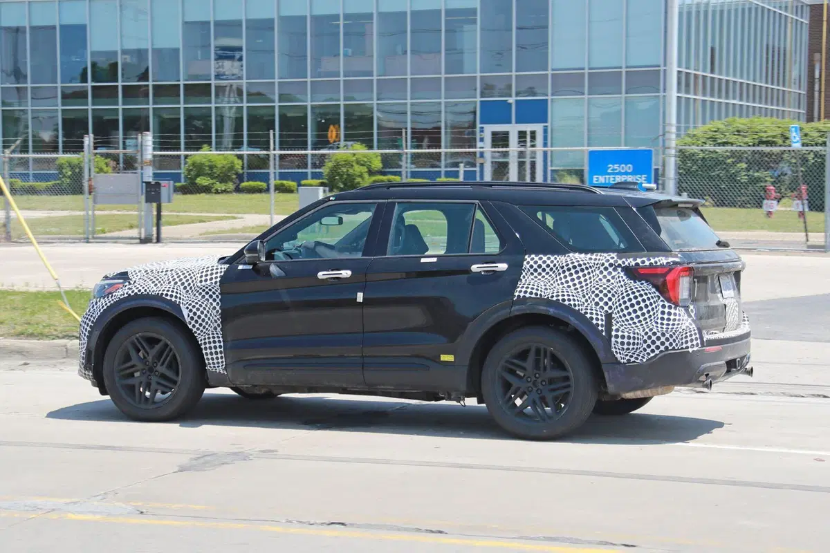 Ford Explorer 2024, in arrivo il nuovo Model Year [Foto Spia] (9)