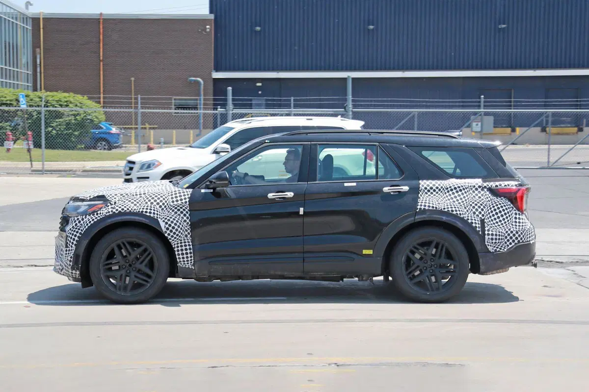 Ford Explorer 2024, in arrivo il nuovo Model Year [Foto Spia] (10)