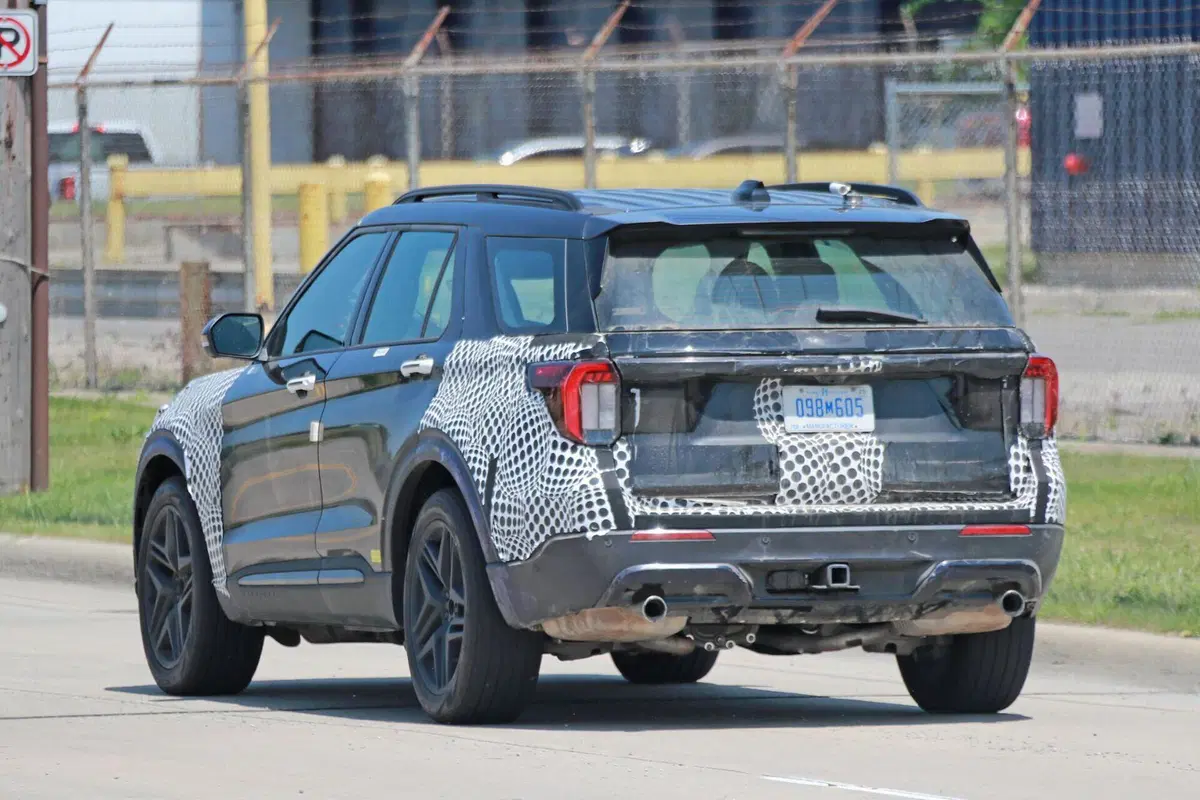 Ford Explorer 2024, in arrivo il nuovo Model Year [Foto Spia] (12)