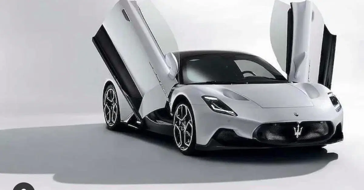 Maserati MC20 sullo "steering pad" di Genova: il nuovo spot