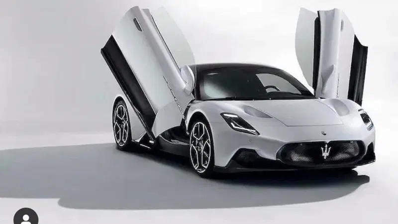 Maserati MC20 sullo "steering pad" di Genova: il nuovo spot