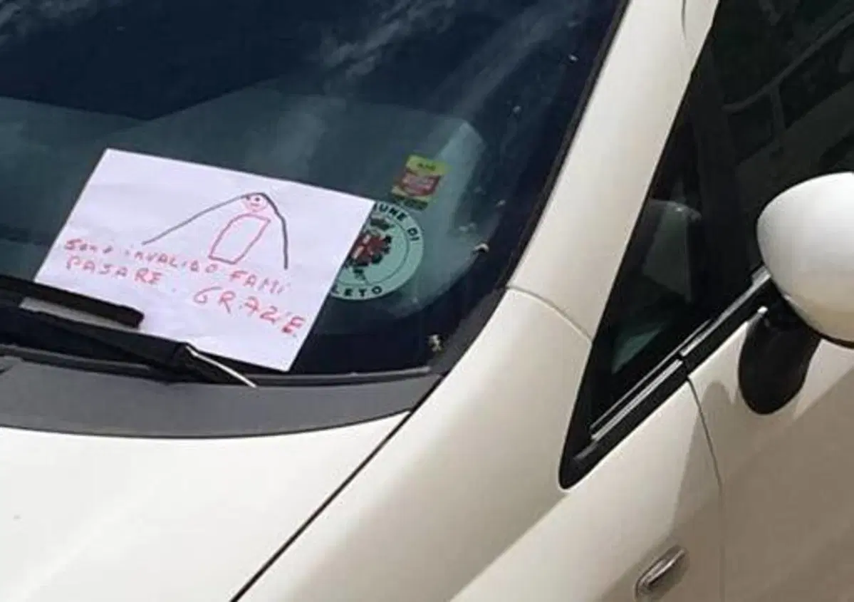 Auto del Comune sulla rampa, il bambino disabile: «Sono invalido, fatemi passare»