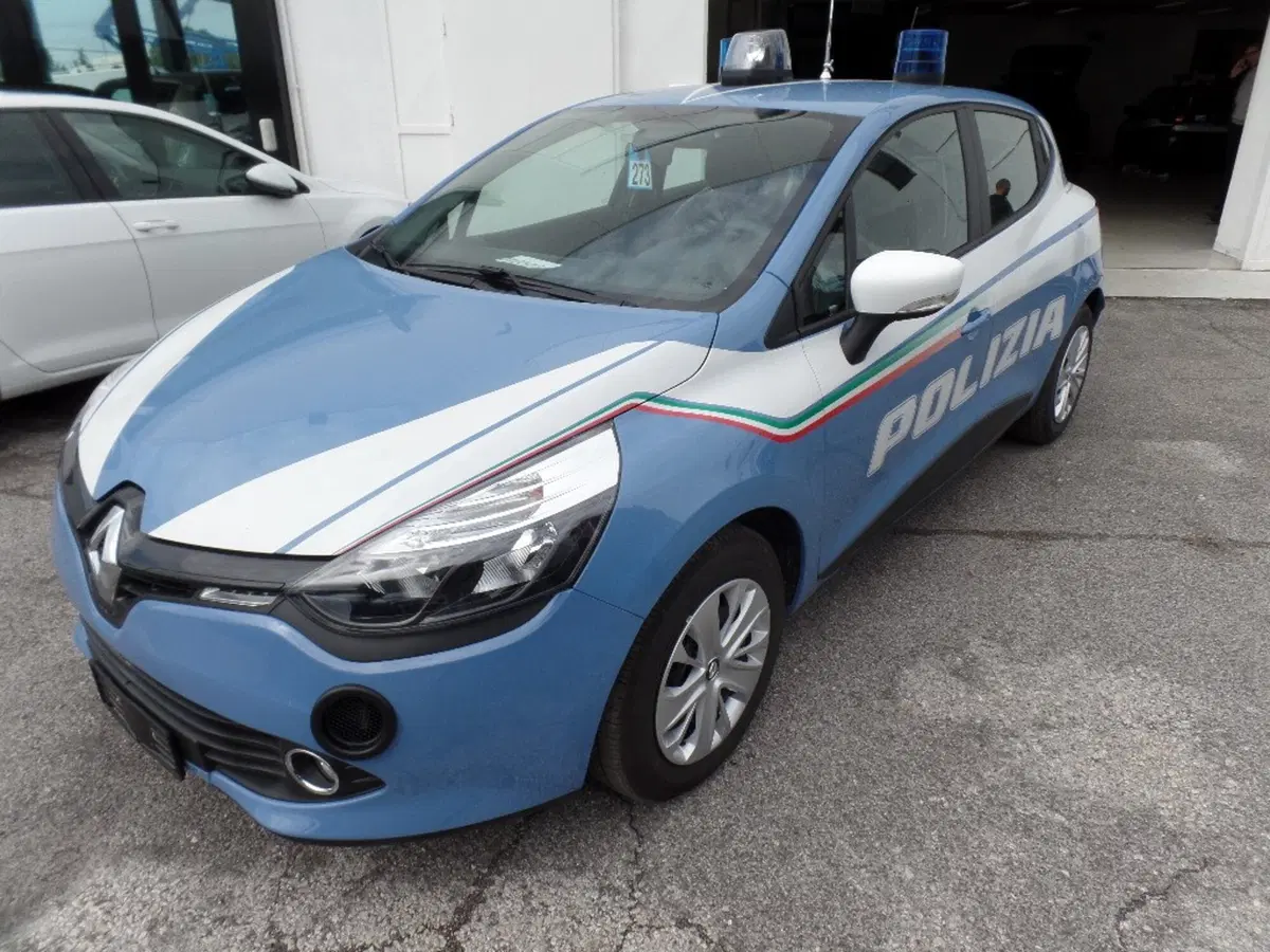 La Renault Clio si arruola in Polizia (4)