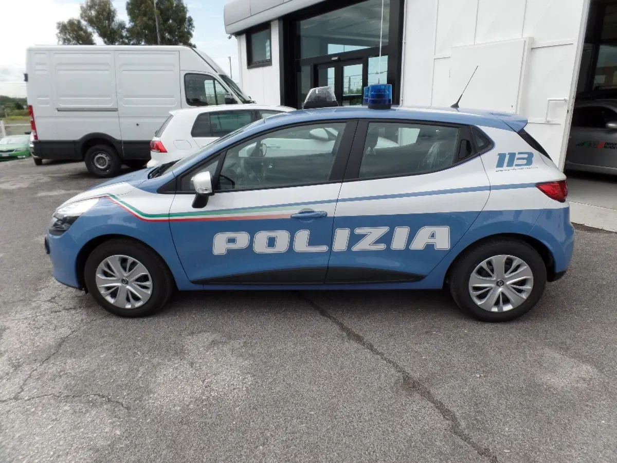 La Renault Clio si arruola in Polizia (3)