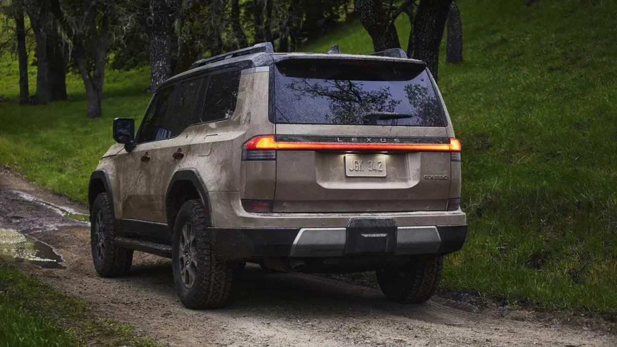 Lexus GX, l'off-road di lusso in arrivo nel 2024 (2)