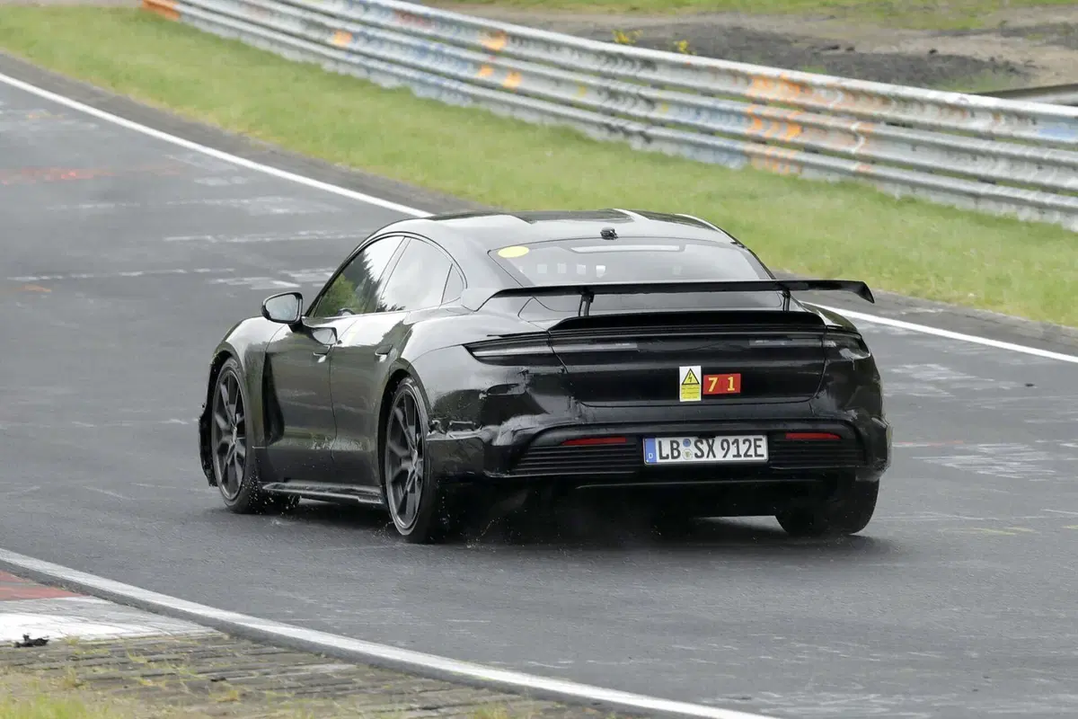 Porsche Taycan GT: l’elettrica avrà 1.000 Cv [Foto Spia] (2)