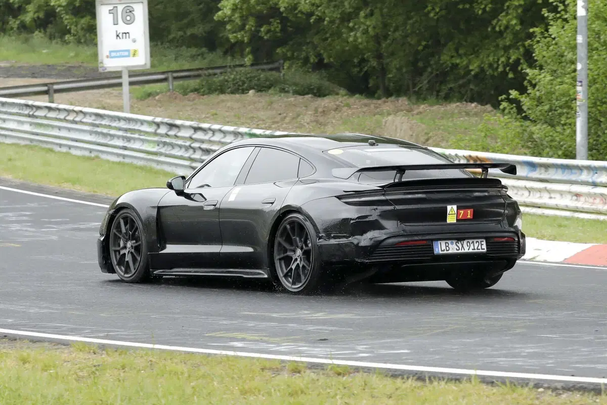 Porsche Taycan GT: l’elettrica avrà 1.000 Cv [Foto Spia] (6)