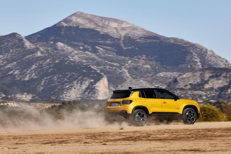 La nuova Jeep Avenger sullo sterrato