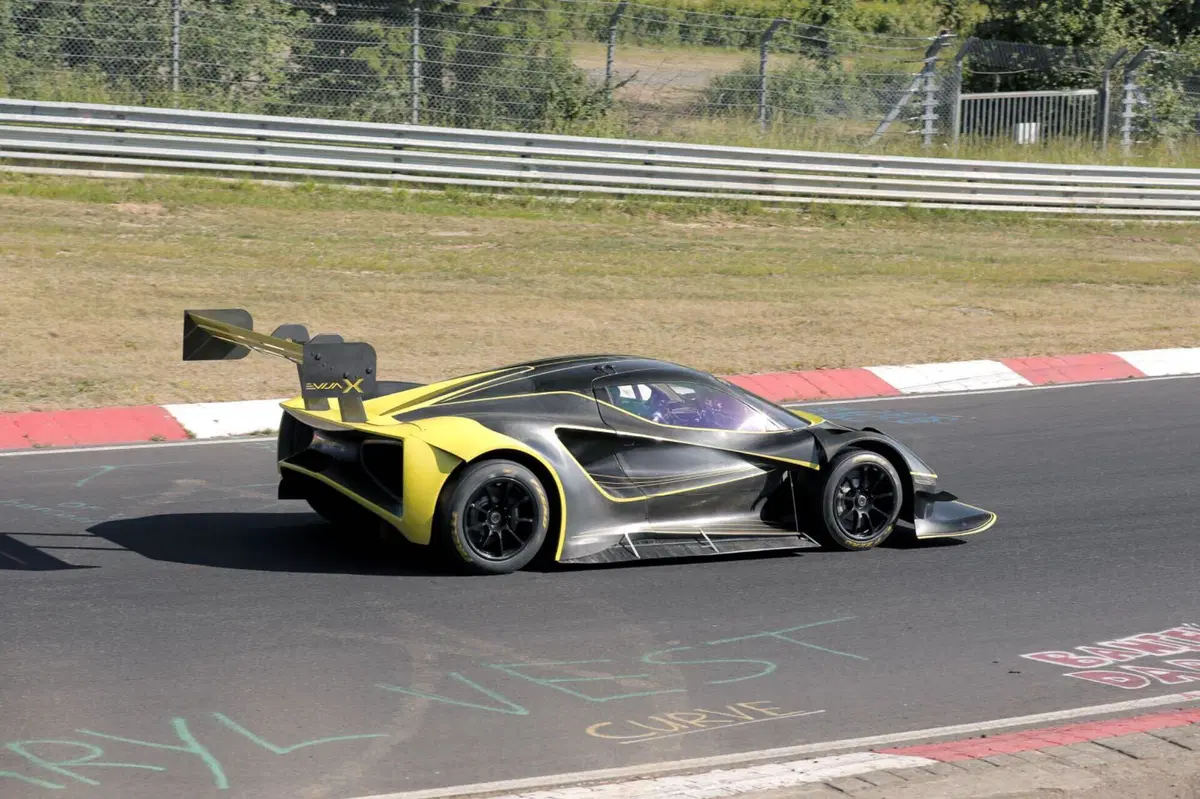 Lotus Evija X, un misterioso bolide è al Nurburgring [Foto Spia] (5)