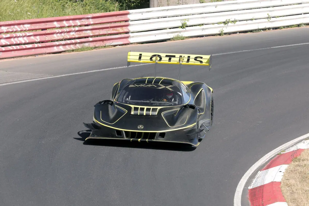Lotus Evija X, un misterioso bolide è al Nurburgring [Foto Spia] (10)
