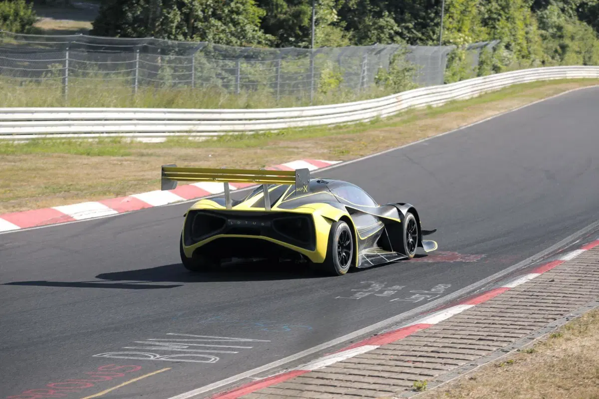 Lotus Evija X, un misterioso bolide è al Nurburgring [Foto Spia] (11)