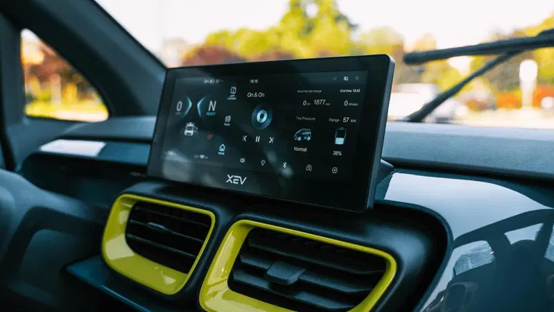 L'inedito touchscreen da 10" della XEV Yoyo MY23