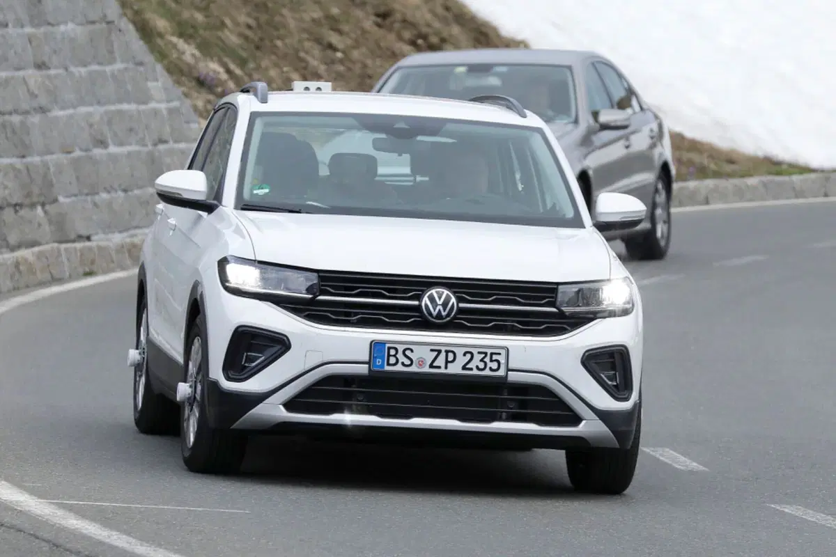 Volkswagen T-Cross 2023, ecco il nuovo facelift [Foto Spia] (8)