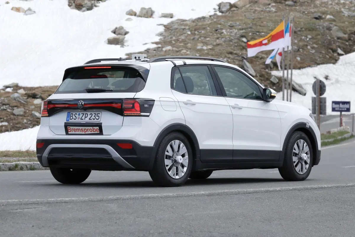 Volkswagen T-Cross 2023, ecco il nuovo facelift [Foto Spia] (9)