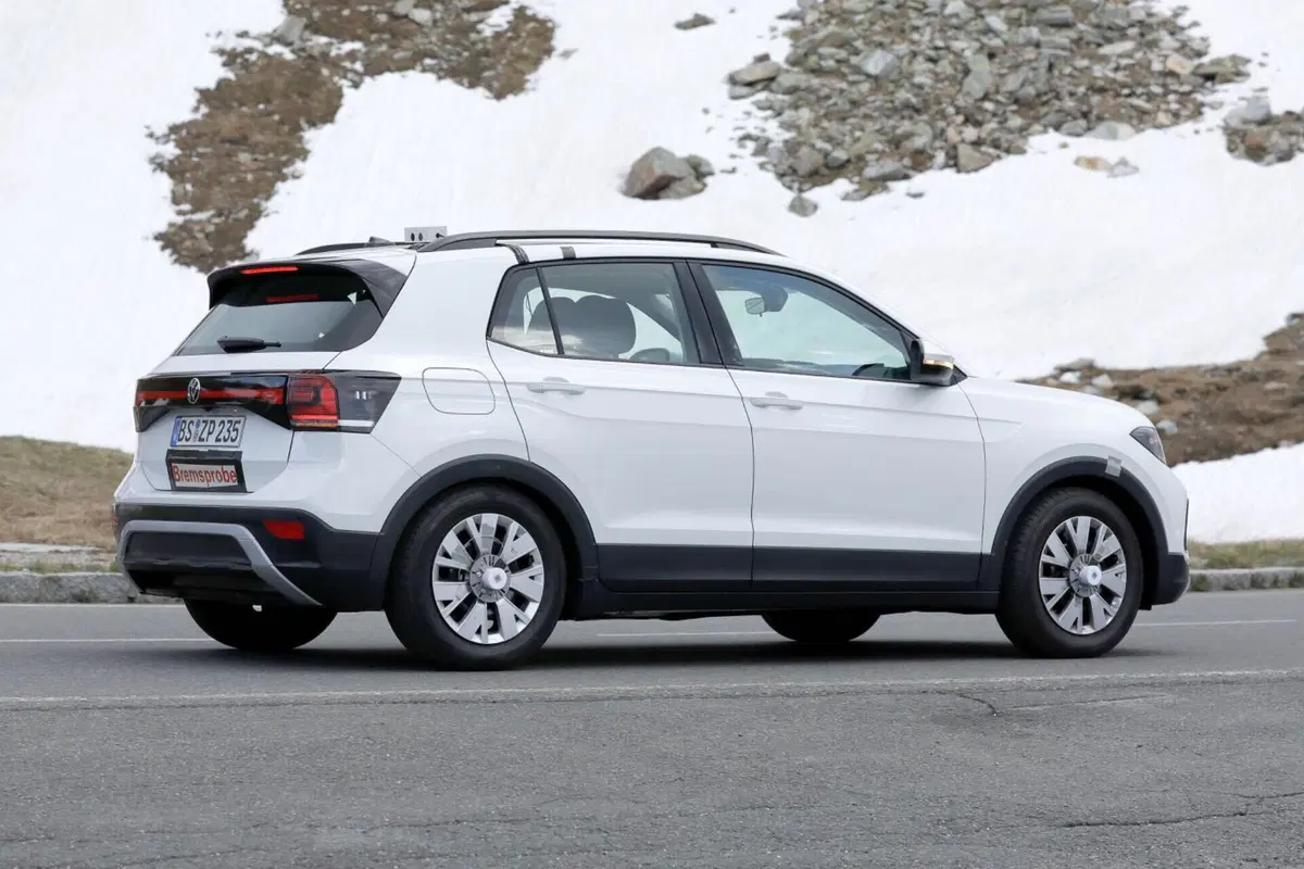 Volkswagen T-Cross 2023, ecco il nuovo facelift [Foto Spia] (12)