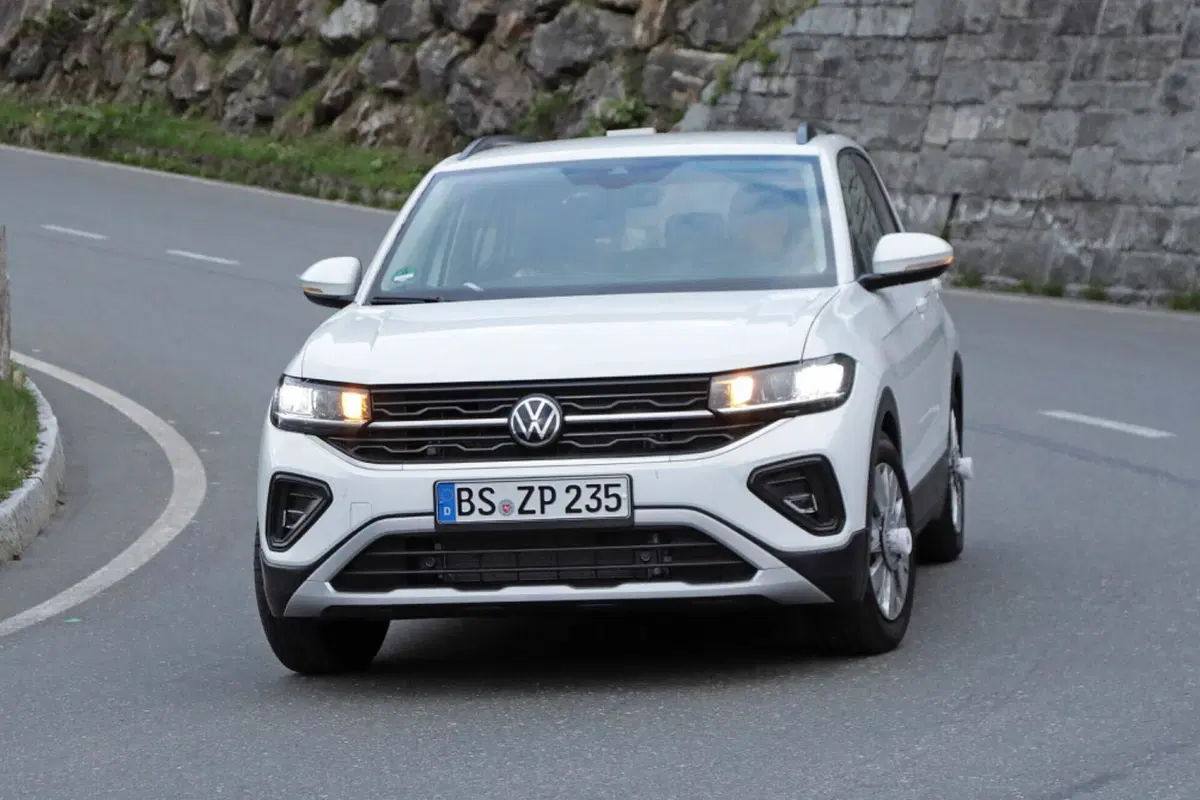 Volkswagen T-Cross 2023, ecco il nuovo facelift [Foto Spia] (13)