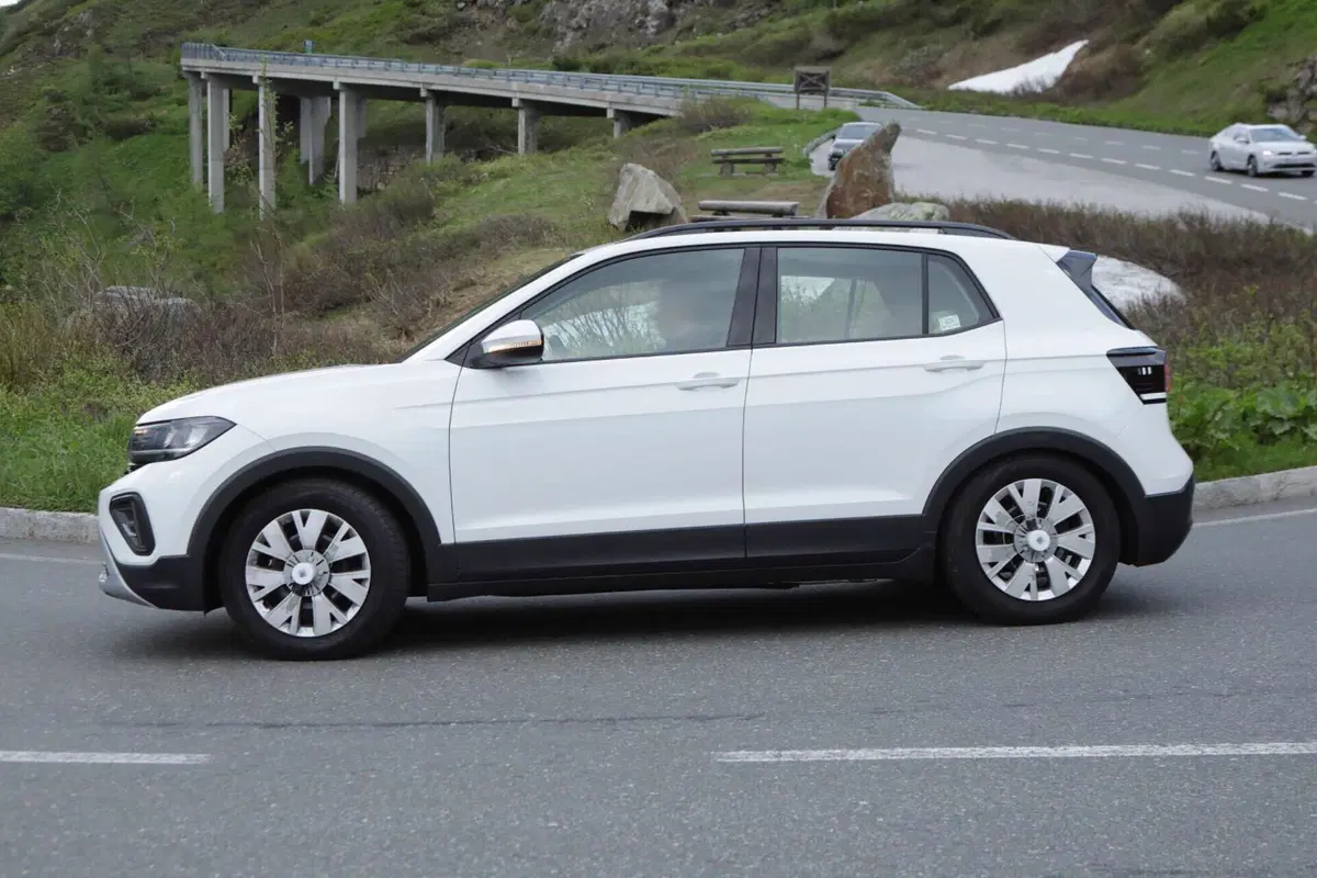 Volkswagen T-Cross 2023, ecco il nuovo facelift [Foto Spia] (14)