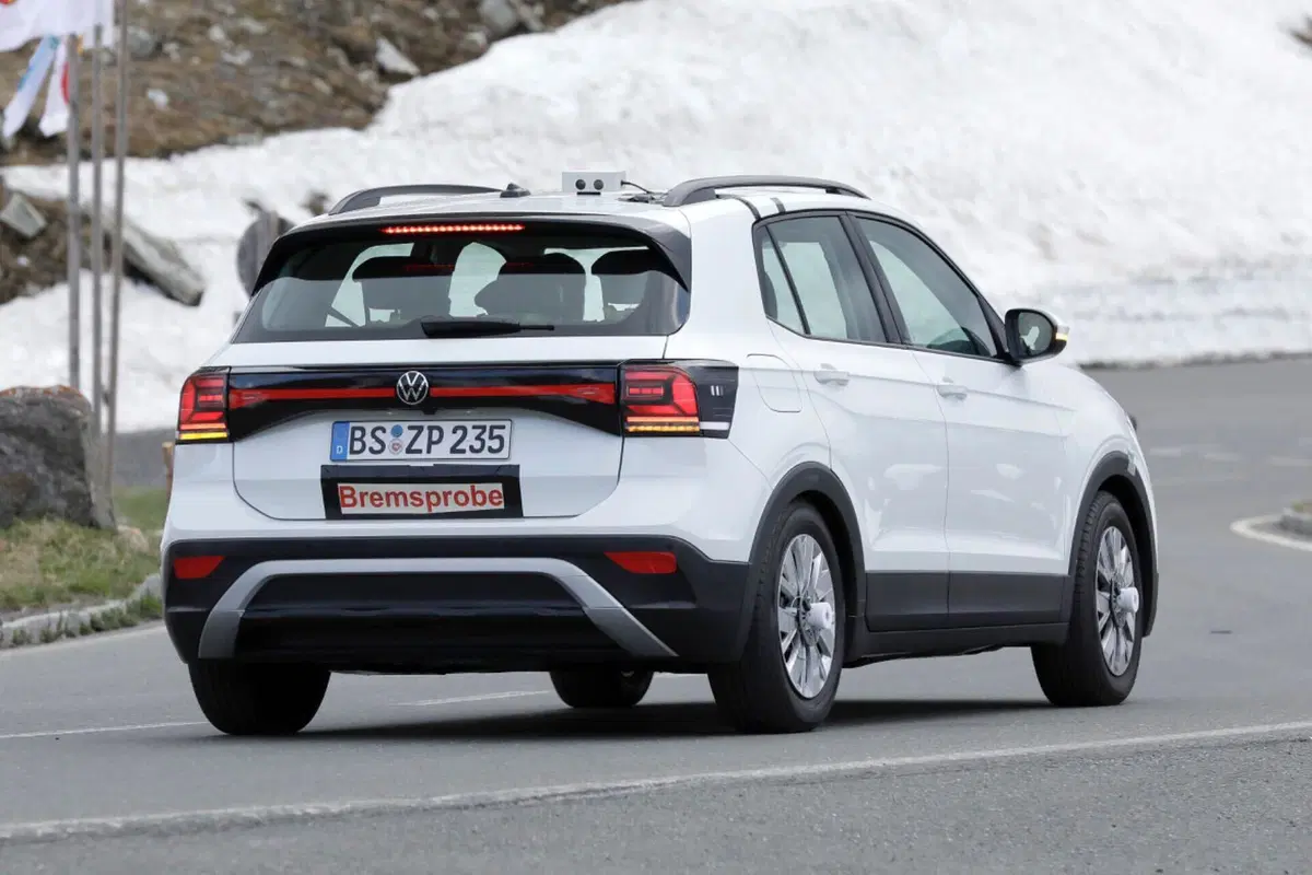 Volkswagen T-Cross 2023, ecco il nuovo facelift [Foto Spia] (15)