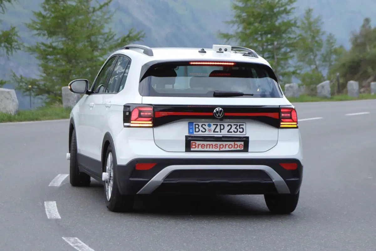 Volkswagen T-Cross 2023, ecco il nuovo facelift [Foto Spia] (16)