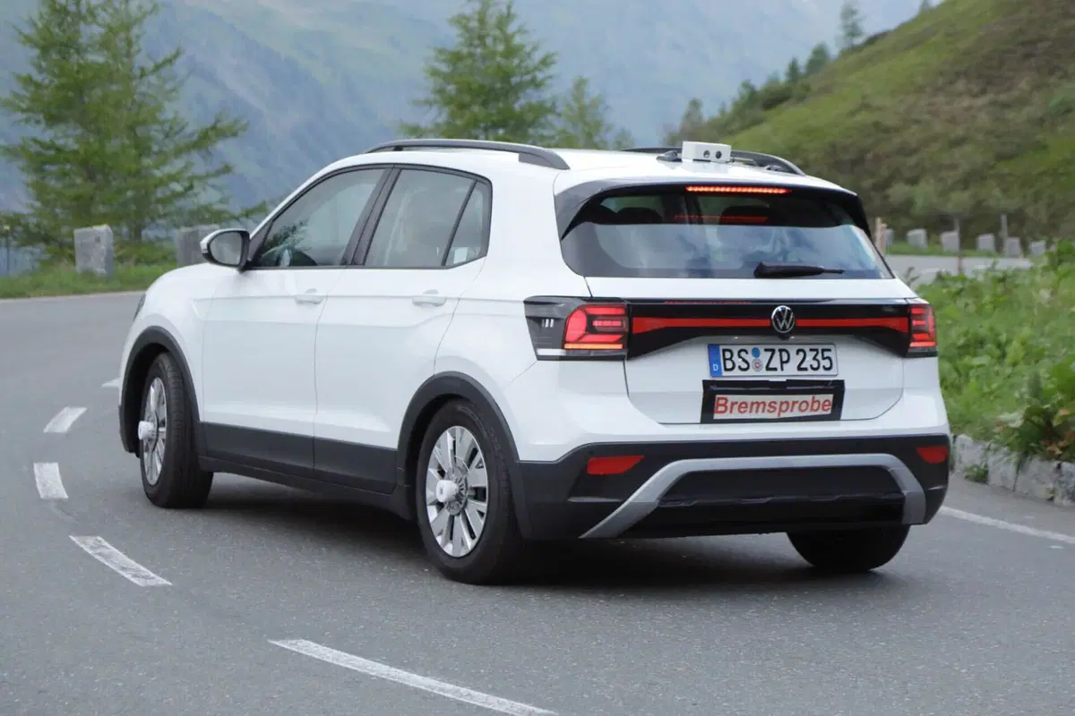 Volkswagen T-Cross 2023, ecco il nuovo facelift [Foto Spia] (18)