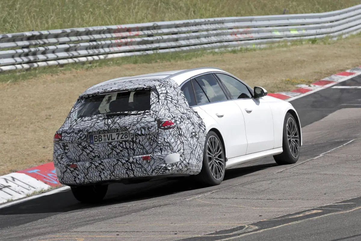 Mercedes Classe E Station Wagon 2024, sarà 100% ibrida [Foto Spia] (3)