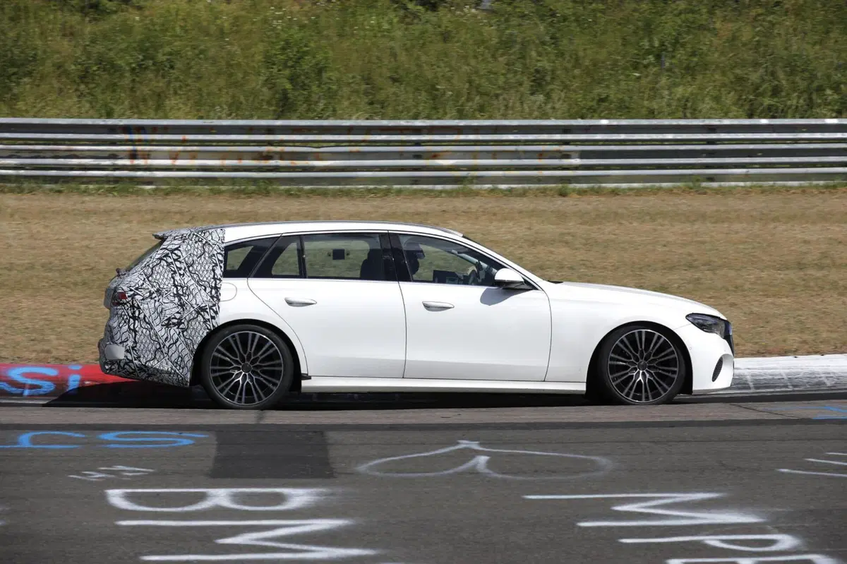 Mercedes Classe E Station Wagon 2024, sarà 100% ibrida [Foto Spia] (4)