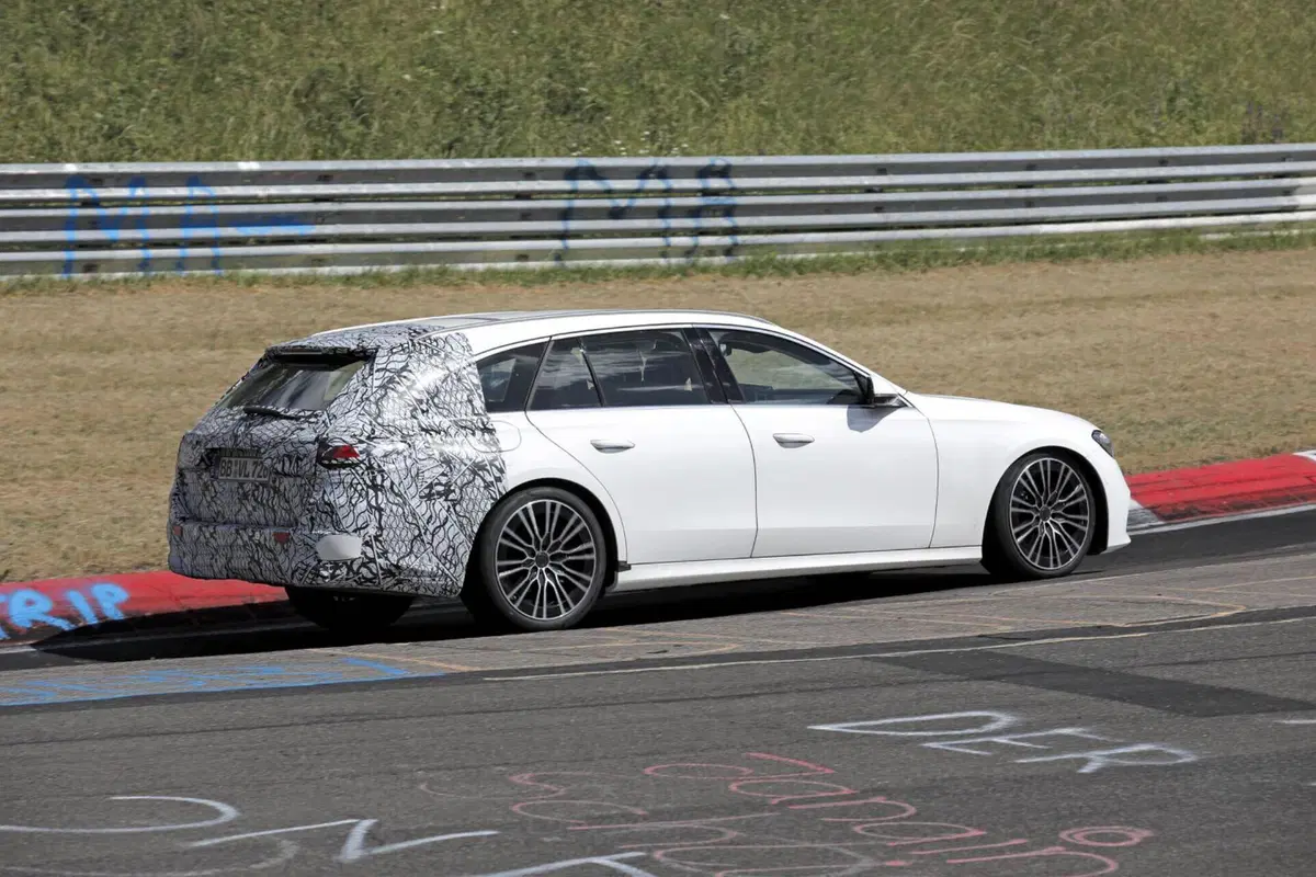 Mercedes Classe E Station Wagon 2024, sarà 100% ibrida [Foto Spia] (5)