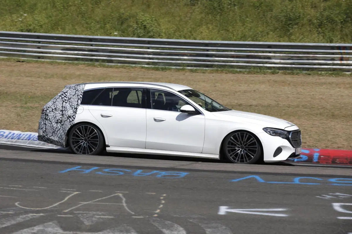 Mercedes Classe E Station Wagon 2024, sarà 100% ibrida [Foto Spia] (7)