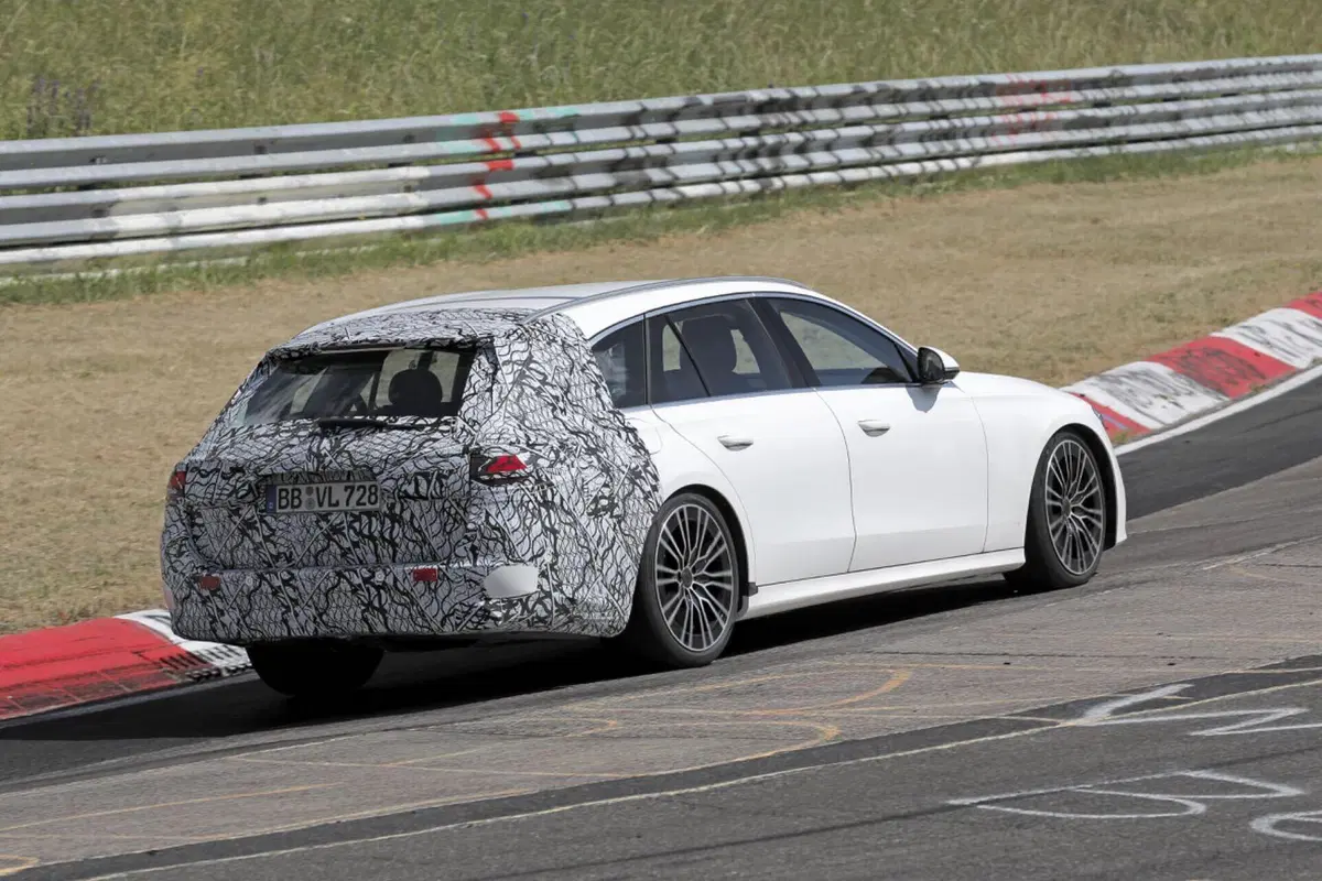 Mercedes Classe E Station Wagon 2024, sarà 100% ibrida [Foto Spia] (8)