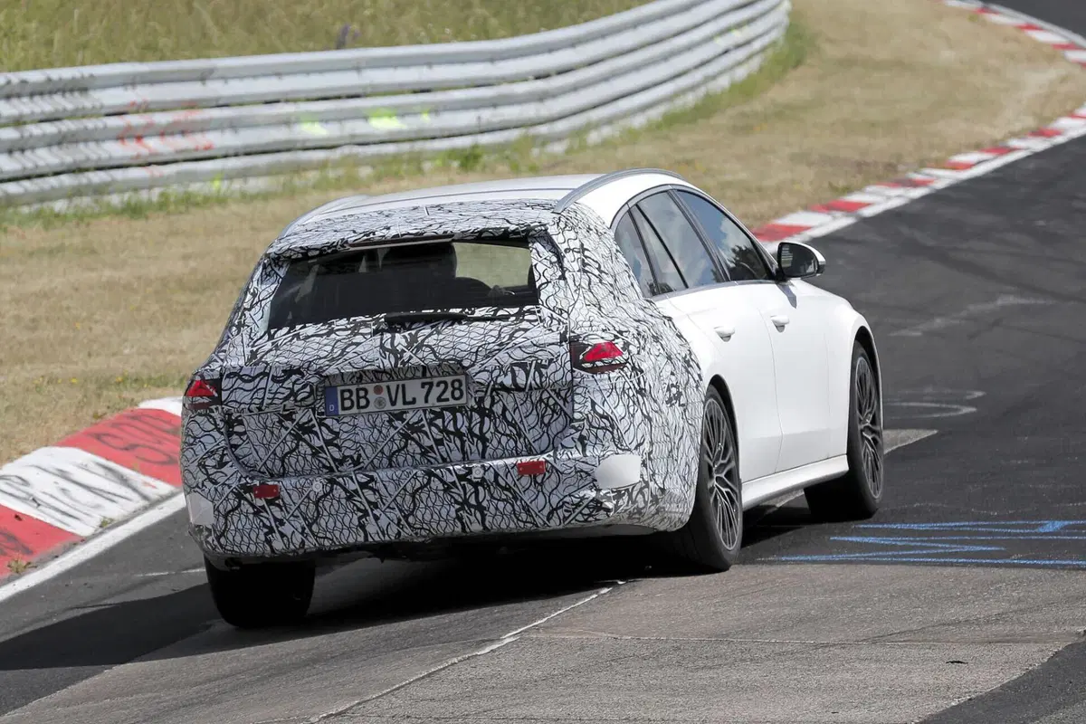 Mercedes Classe E Station Wagon 2024, sarà 100% ibrida [Foto Spia] (9)