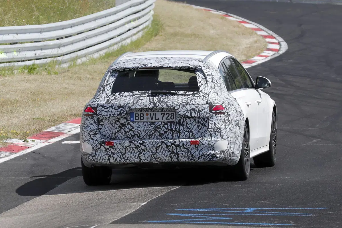 Mercedes Classe E Station Wagon 2024, sarà 100% ibrida [Foto Spia] (11)