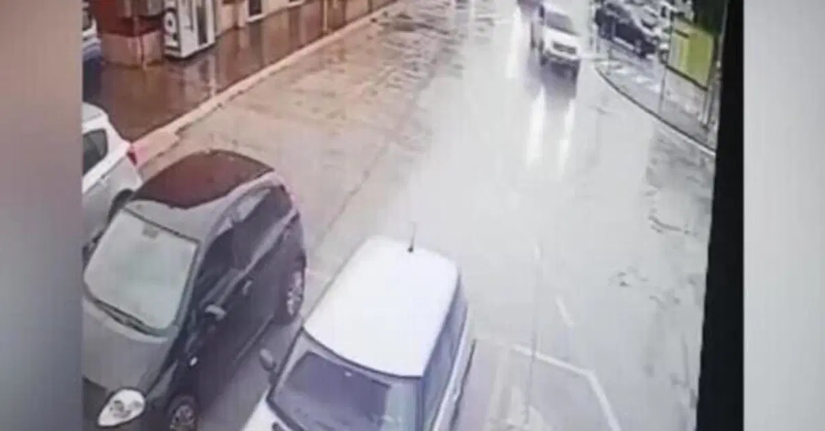Entra in stazione con l'auto fino sui binari a Fabriano [VIDEO]