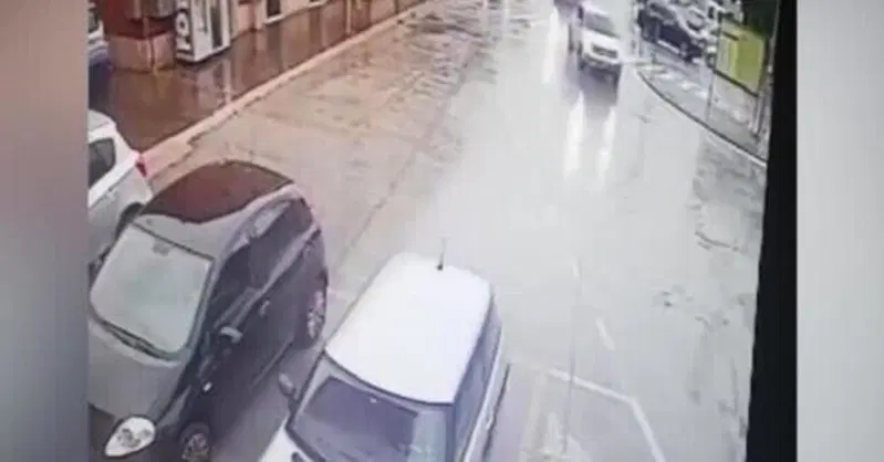 Entra in stazione con l'auto fino sui binari a Fabriano [VIDEO]