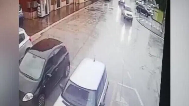 Entra in stazione con l'auto fino sui binari a Fabriano [VIDEO]