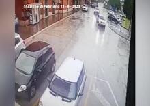 Entra in stazione con l'auto fino sui binari a Fabriano [VIDEO]