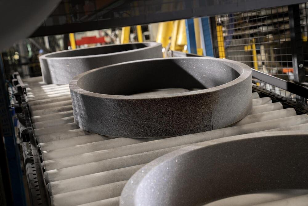 Produzione pneumatici nello stabilimento Michelin di Cuneo