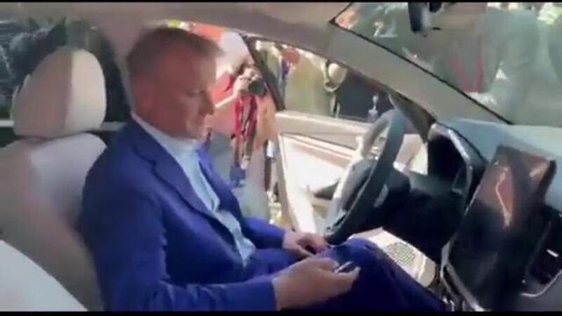 Lada Aura, che figuraccia, al debutto l&#039;auto non si accende, il Presidente rinuncia [VIDEO]