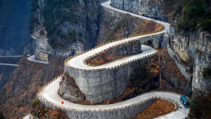 L'incredibile incrocio dei tornanti che caratterizza la strada che sale verso la cima della Tienmen Mountain 