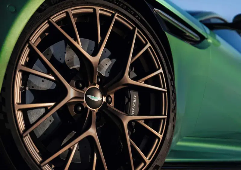 Aston Martin DB12 (2023-->>) (26)