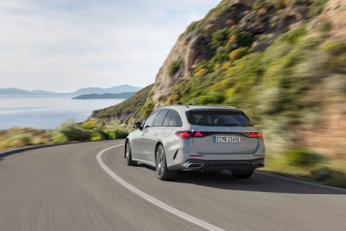Mercedes Classe E Station Wagon 2023: il lusso familiare  (8)