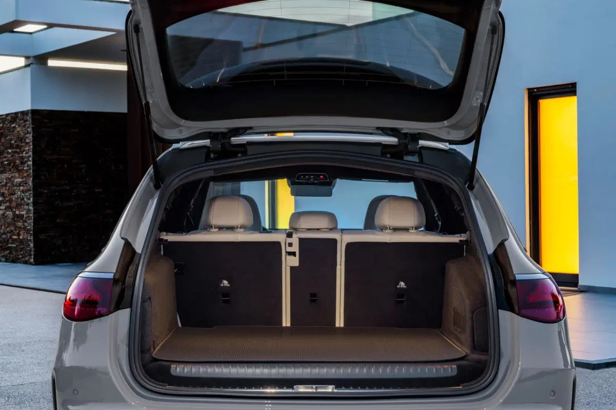 Mercedes Classe E Station Wagon 2023: il lusso familiare  (10)