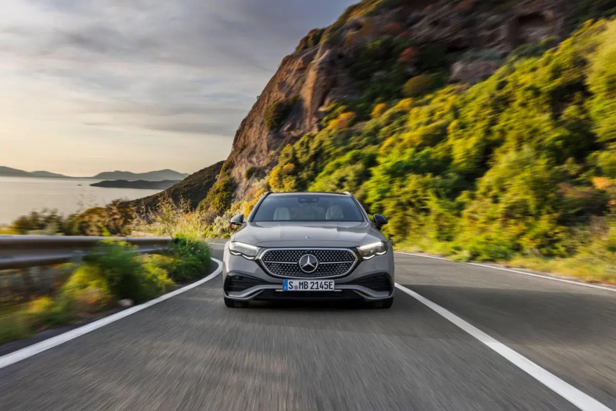 Mercedes Classe E Station Wagon 2023: il lusso familiare  (18)