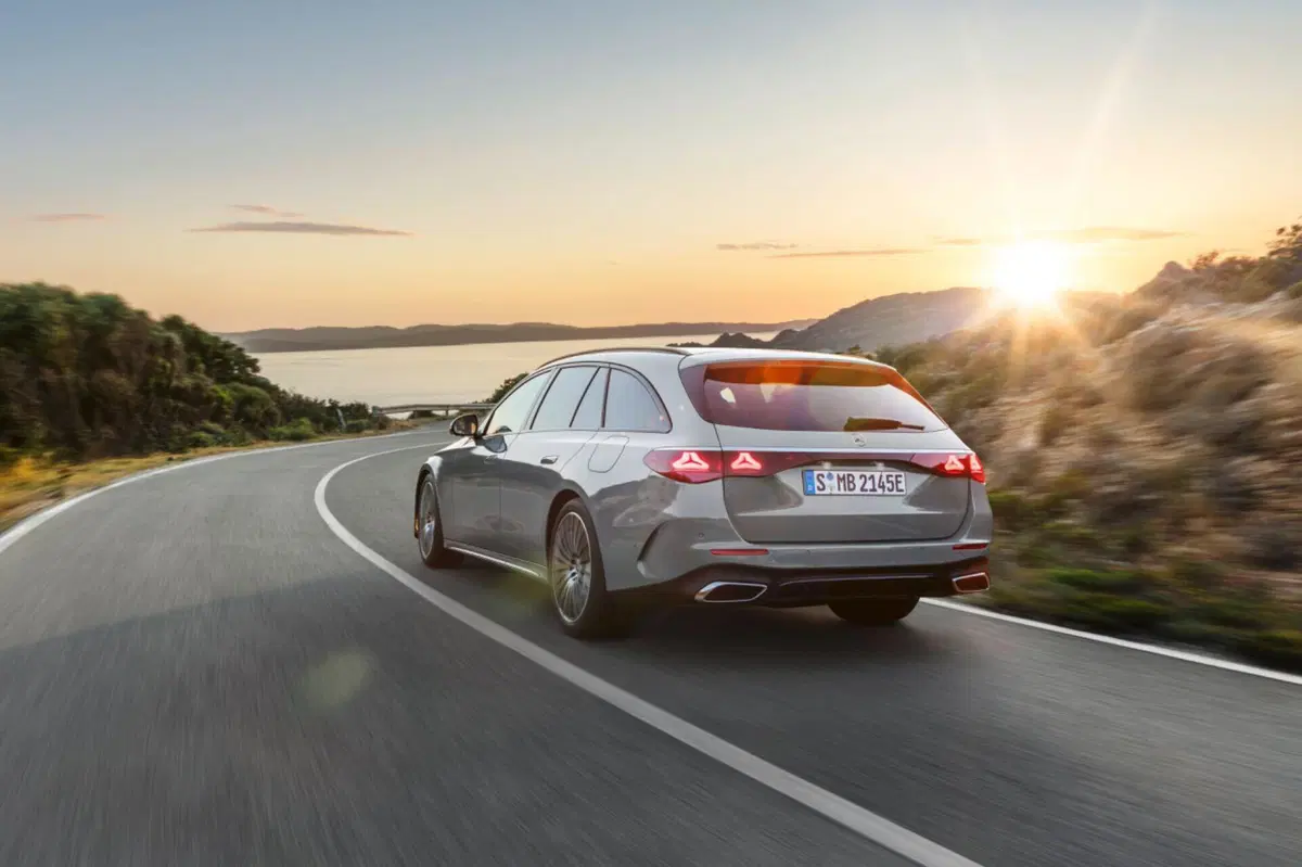 Mercedes Classe E Station Wagon 2023: il lusso familiare  (27)