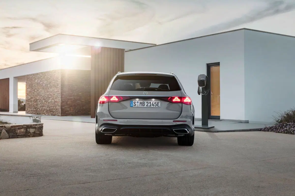 Mercedes Classe E Station Wagon 2023: il lusso familiare  (30)