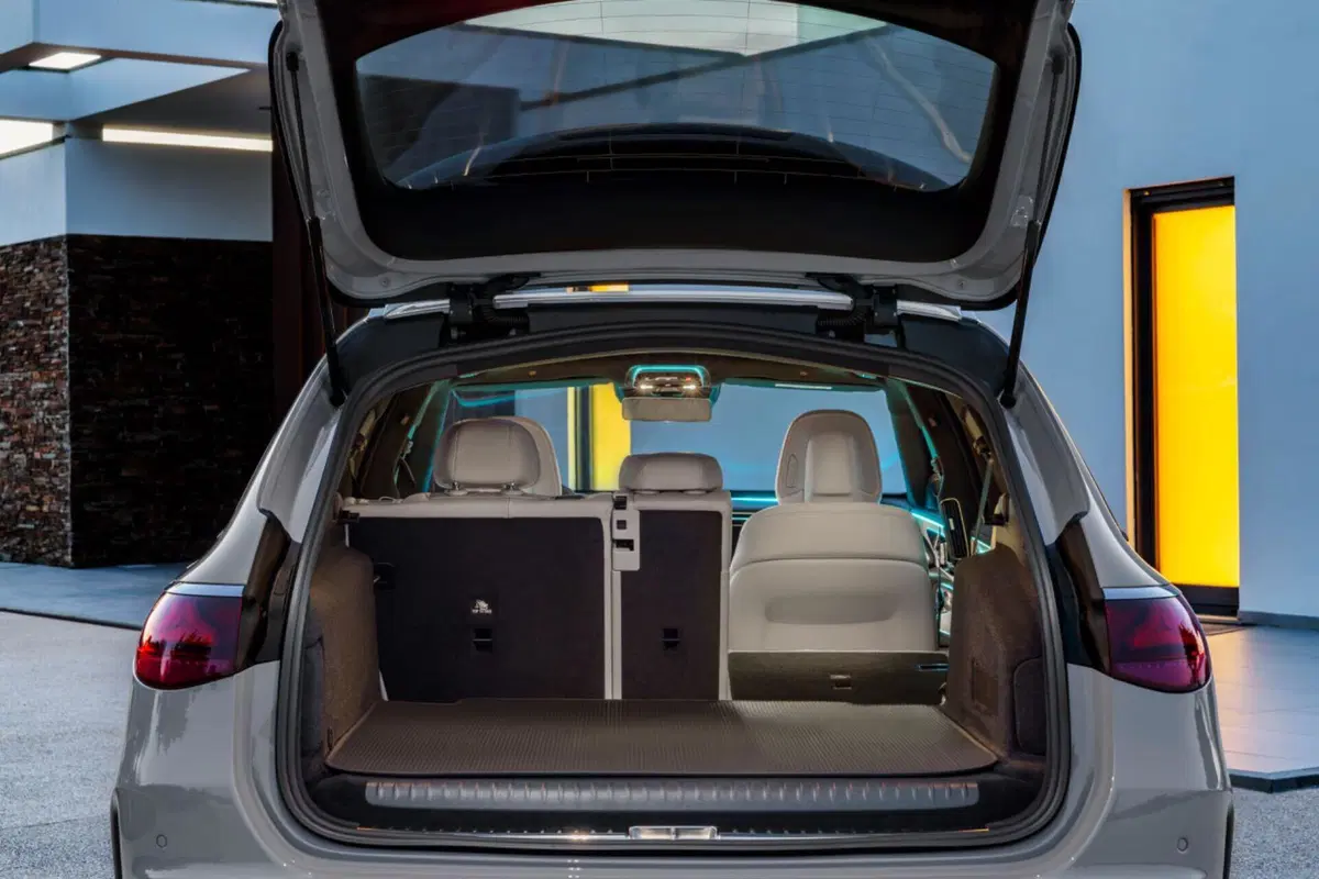 Mercedes Classe E Station Wagon 2023: il lusso familiare  (31)